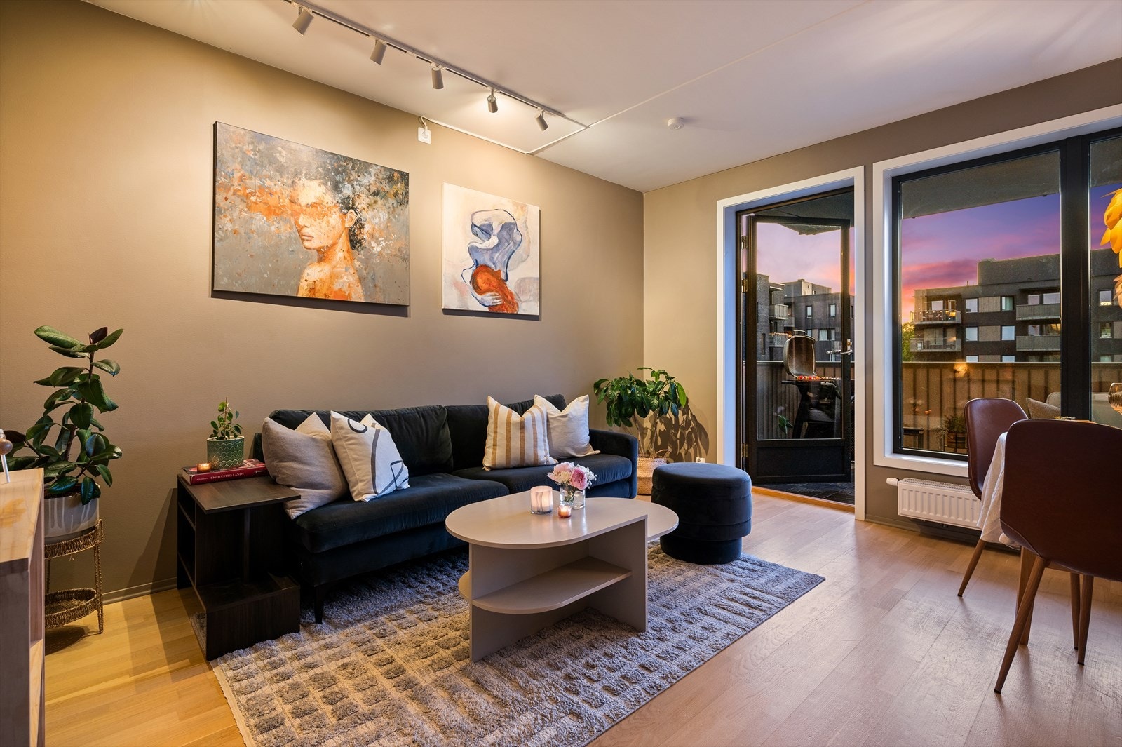 God lysinngang og planløsning som oppleves luftig. Galleribilde