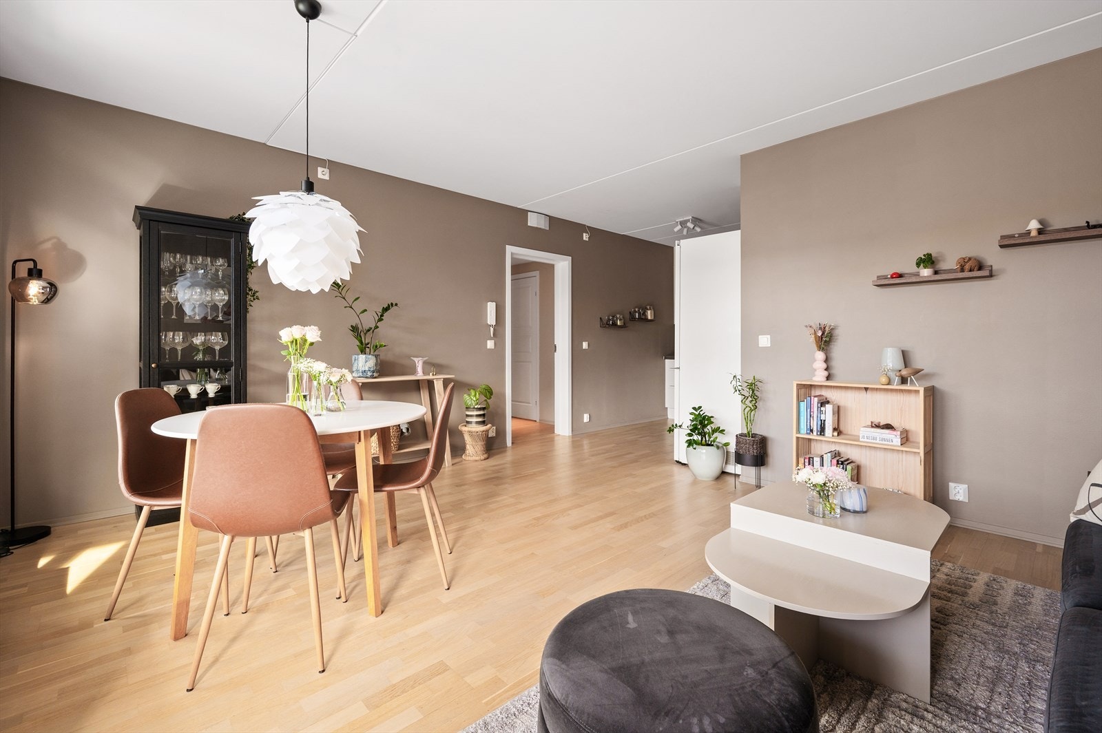 Pene overflater som inkluderer tre-stavs parkett på gulv. Galleribilde