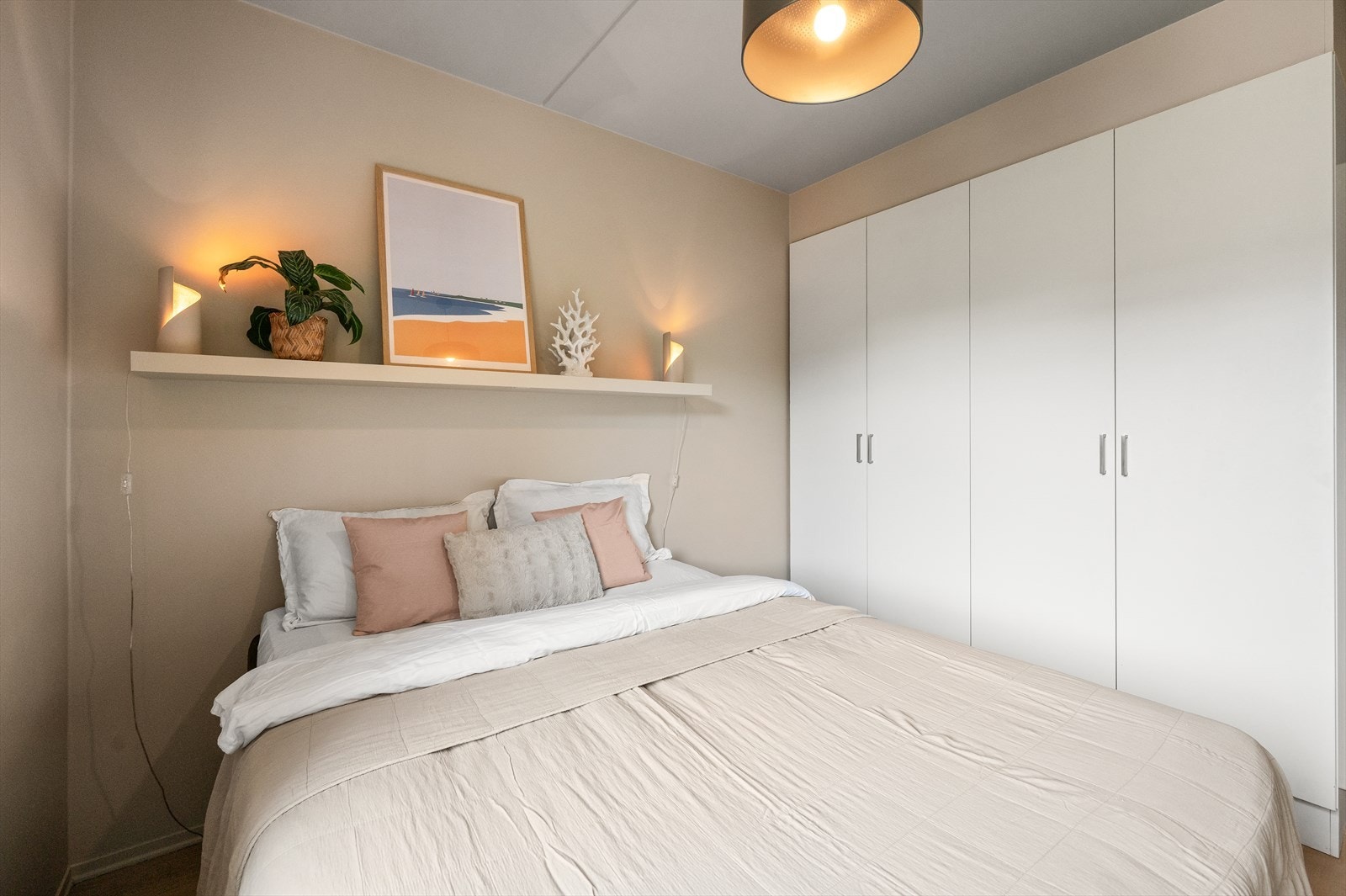 Praktisk garderobeskap gir rikelig oppbevaringsplass for klær og personlige eiendeler. Galleribilde