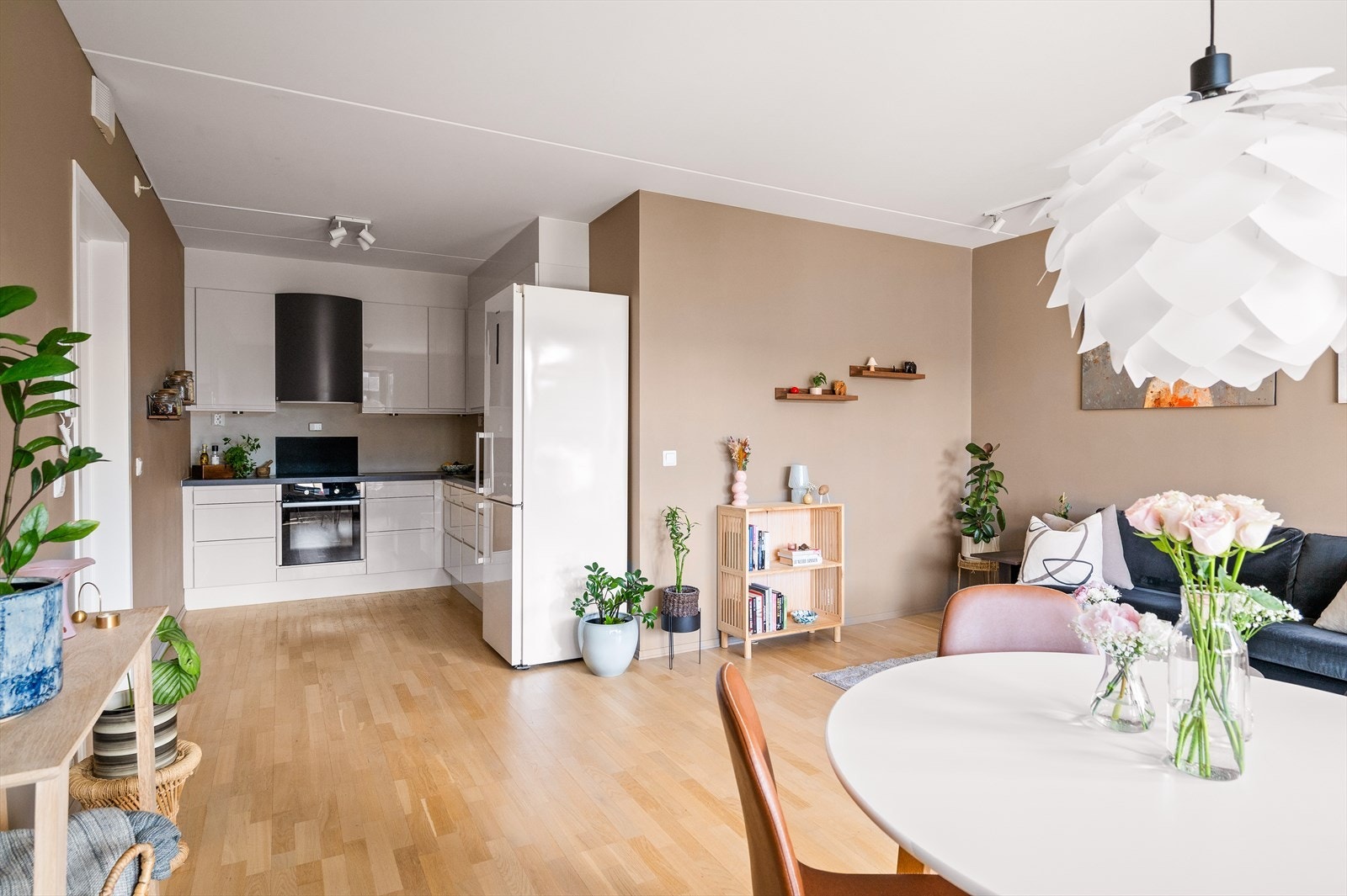 Kjøkkenet har en praktisk, åpen løsning mot stuen, samtidig som det ligger i en egen og skjermet sone i hjørnet av rommet. Galleribilde