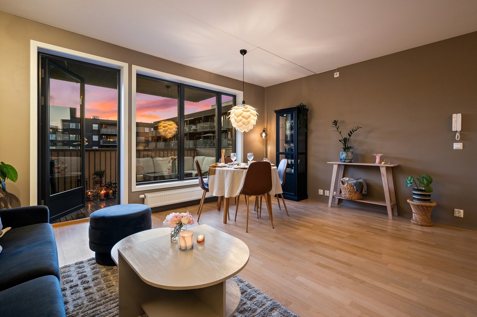 Fra stuen er det direkte adkomst til uteplassen, som på sommeren fungerer som en naturlig forlengelse av stuen. Galleribilde