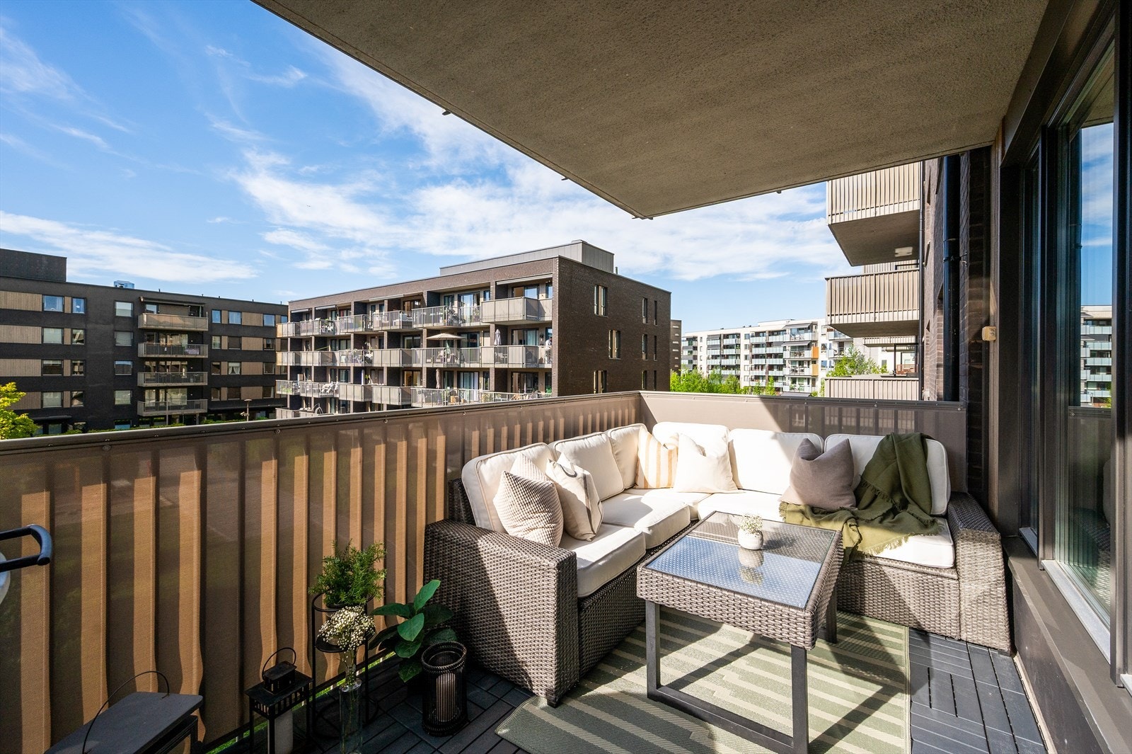 Balkongen ble oppgradert med solskjerming i 2021 (Solskjermingsgruppen AS), og har god plass til utemøbler, grill og beplantning. Galleribilde