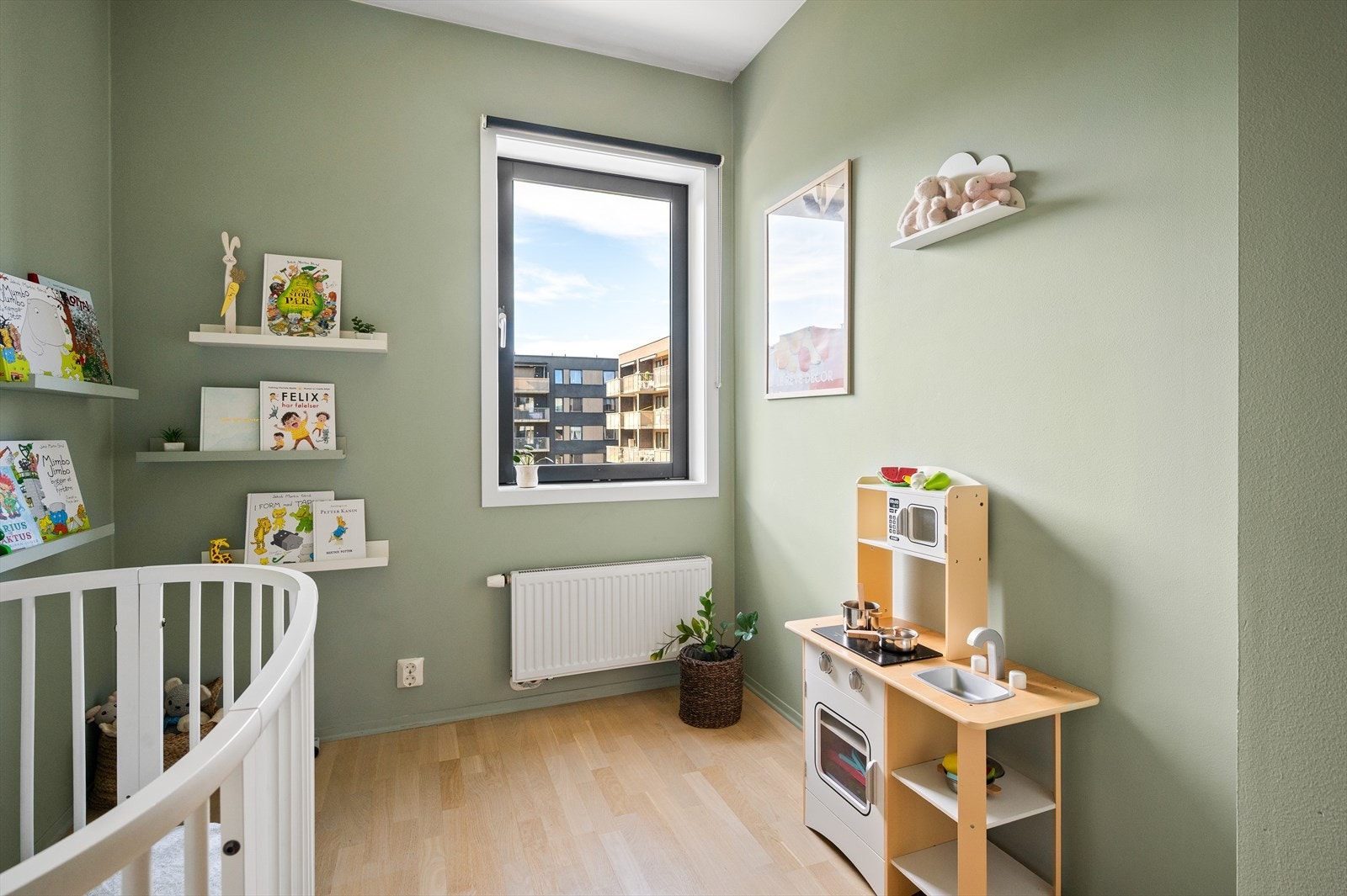 Lyst og trivelig soverom, malt i 2021 i en mild grønnfarge som gir en lun atmosfære. Galleribilde