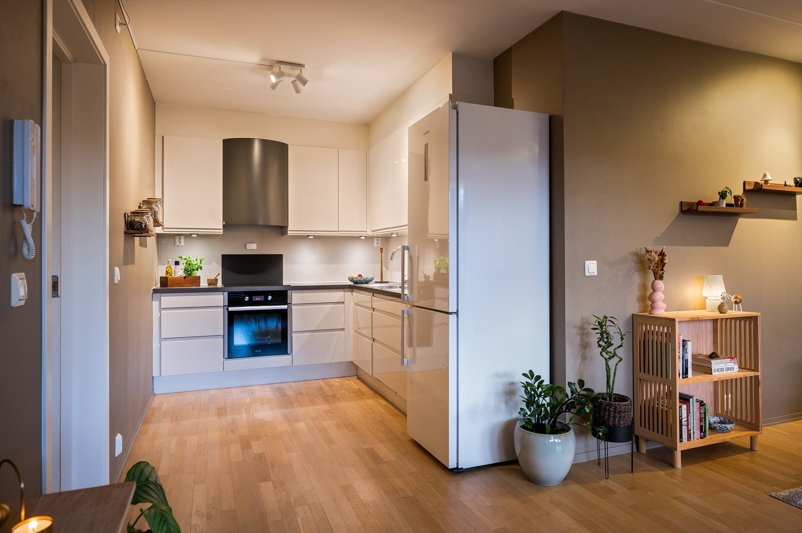 Innredningen har glatte fronter og laminert benkeplate med nedfelt vaskekum. Galleribilde