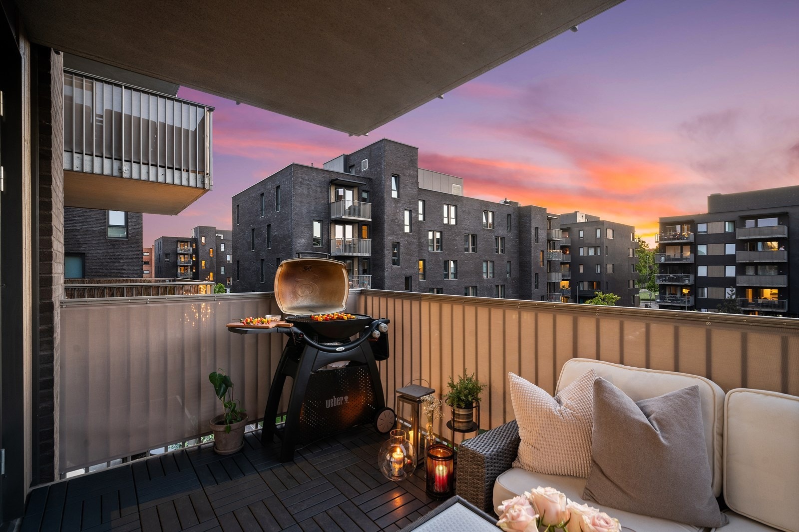 På balkongen er det sol fra cirka kl. 16:00 til 21:00 på sommerdager - perfekt for kveldssol og hyggelige stunder. Galleribilde