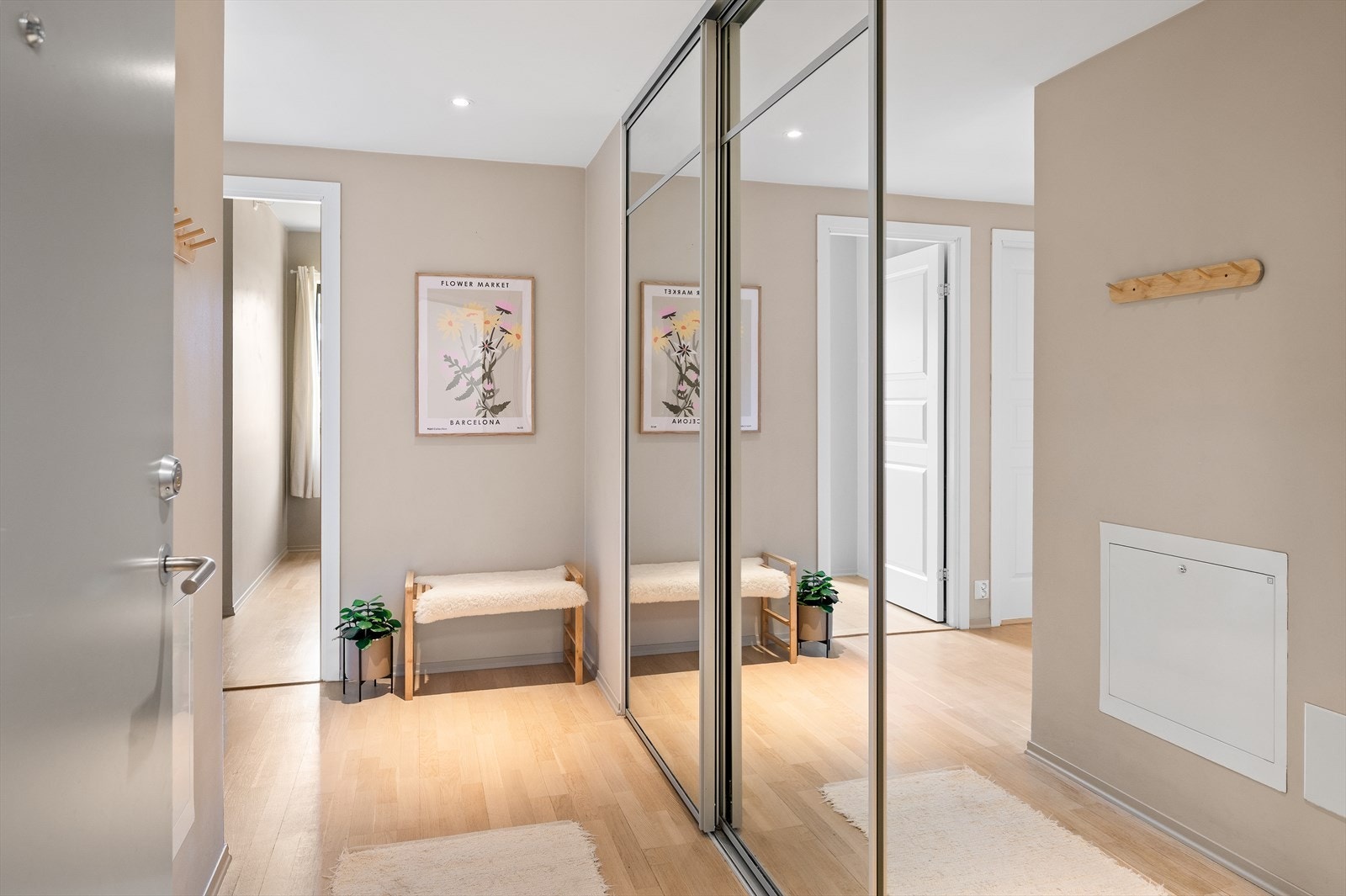 I entréen møtes du av en romslig skyvedørsgarderobe med speilfronter som både gir god oppbevaringsplass og en følelse av dybde i rommet. Galleribilde