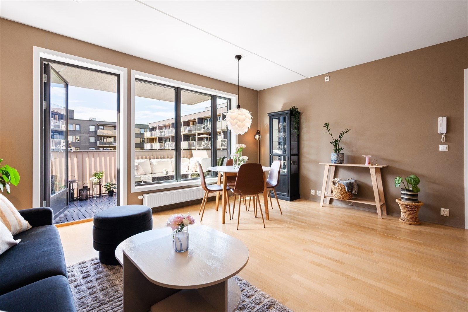 Leiligheten har en lys og innbydende stue malt i 2023, i en varm og behagelig fargetone. Galleribilde