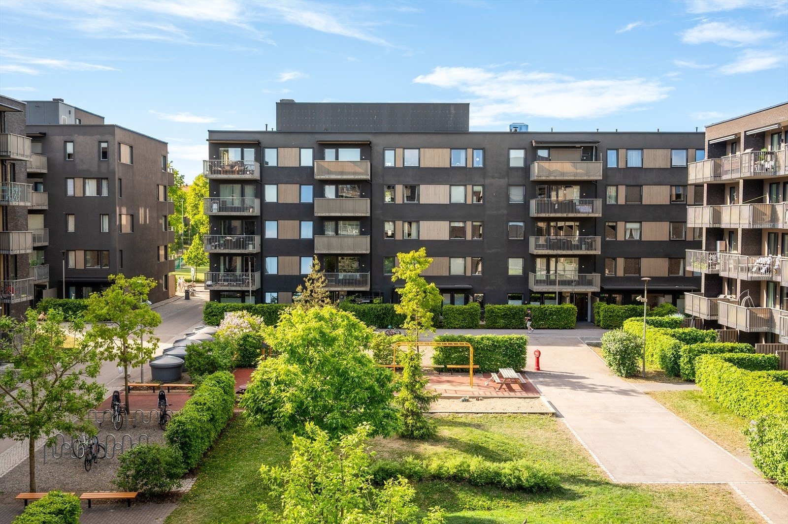 Utsikt mot et grønt og pent gårdsrom. Galleribilde