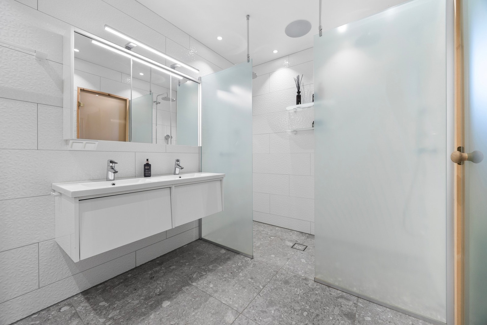 Dusjvegger med to dusjsoner Galleribilde