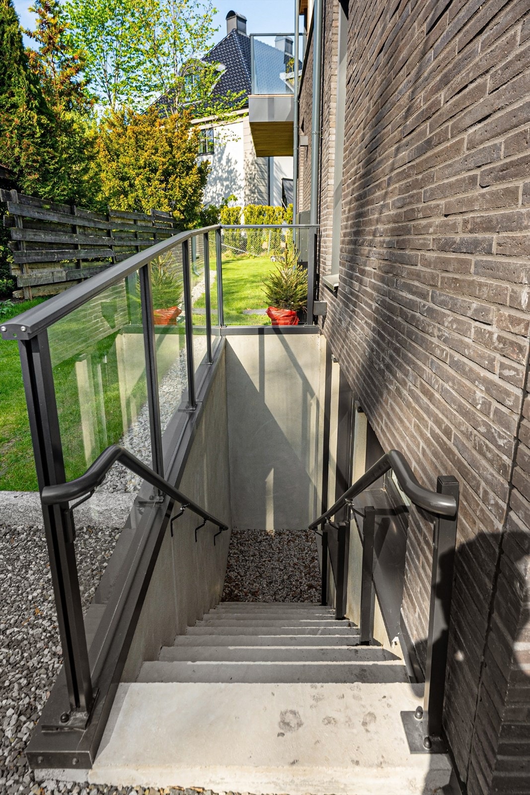 Separat inngang til kjelleren. Galleribilde