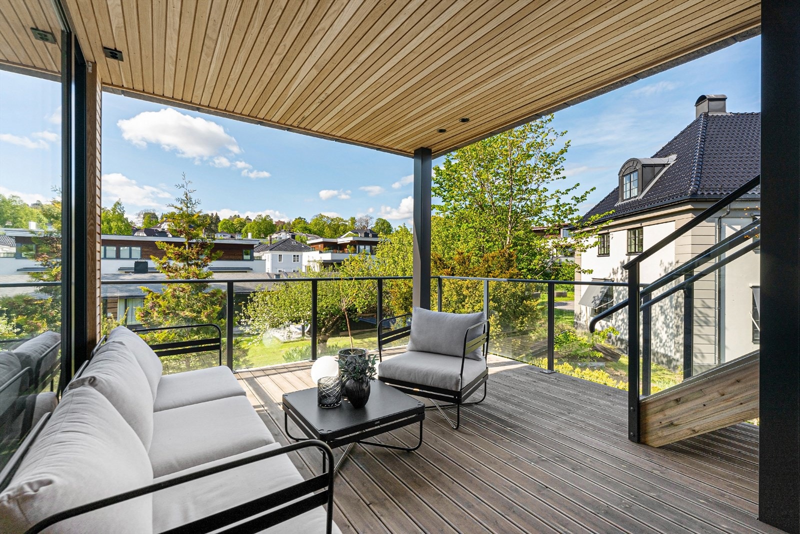 Stuen har utgang til terrasse på ca 20 kvm. Galleribilde