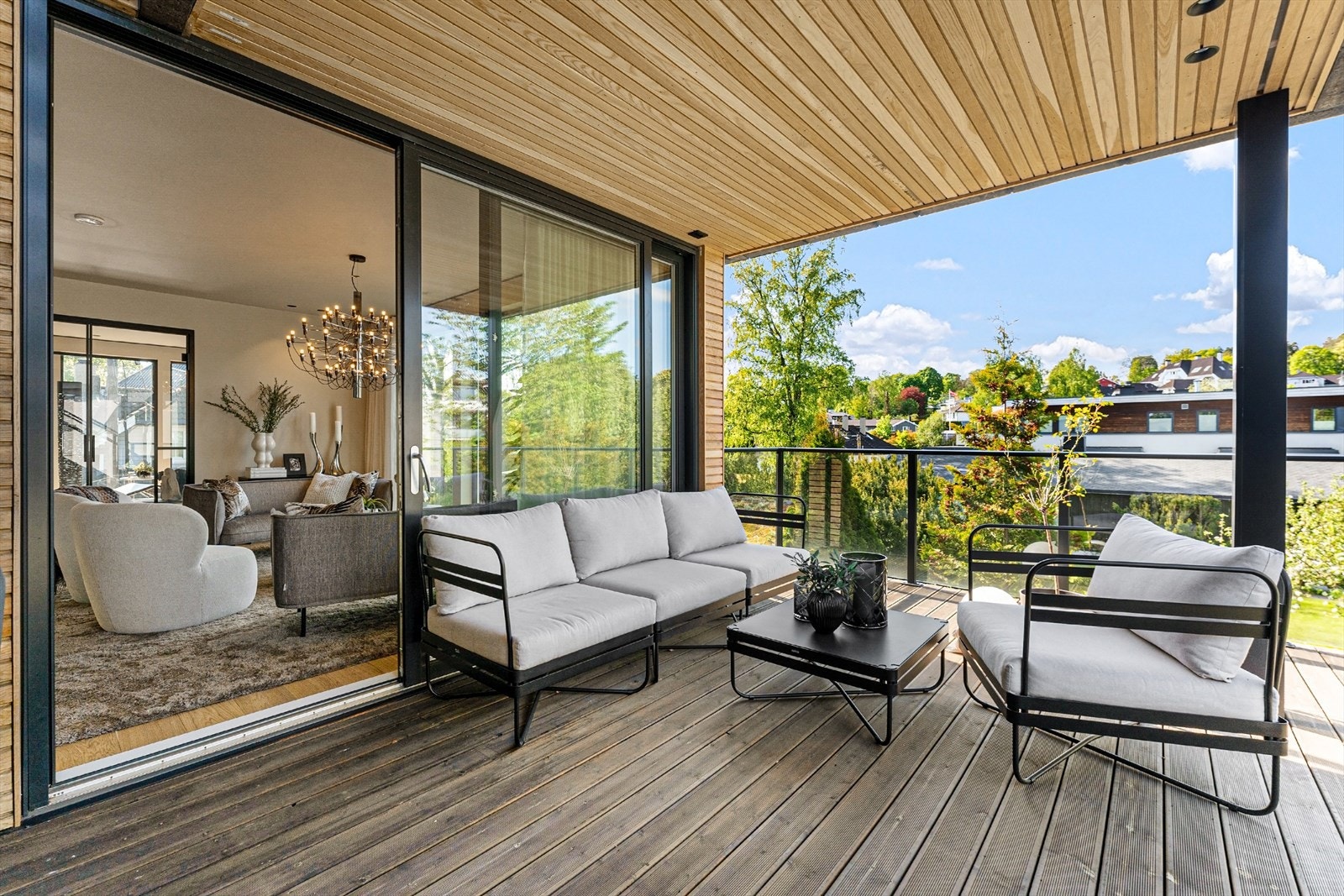 Skyvedører visker ut skillet mellom ute og inne sommerstid. Galleribilde