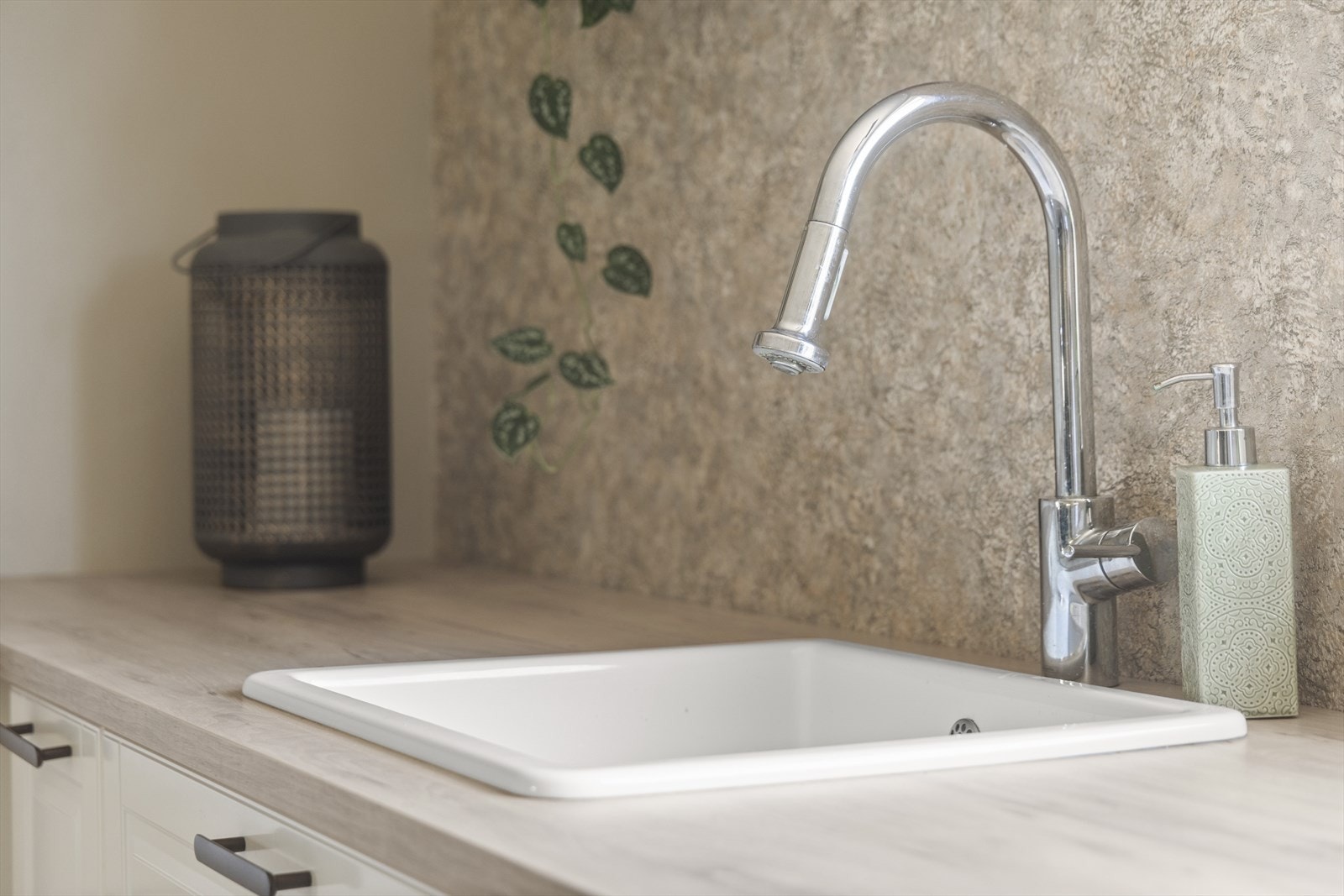 Kjøkkenet er utstyrt med nedfelt oppvaskkum og ettgreps svingbart blandebatteri i krom med uttrekkbar dusjfunksjon. Galleribilde