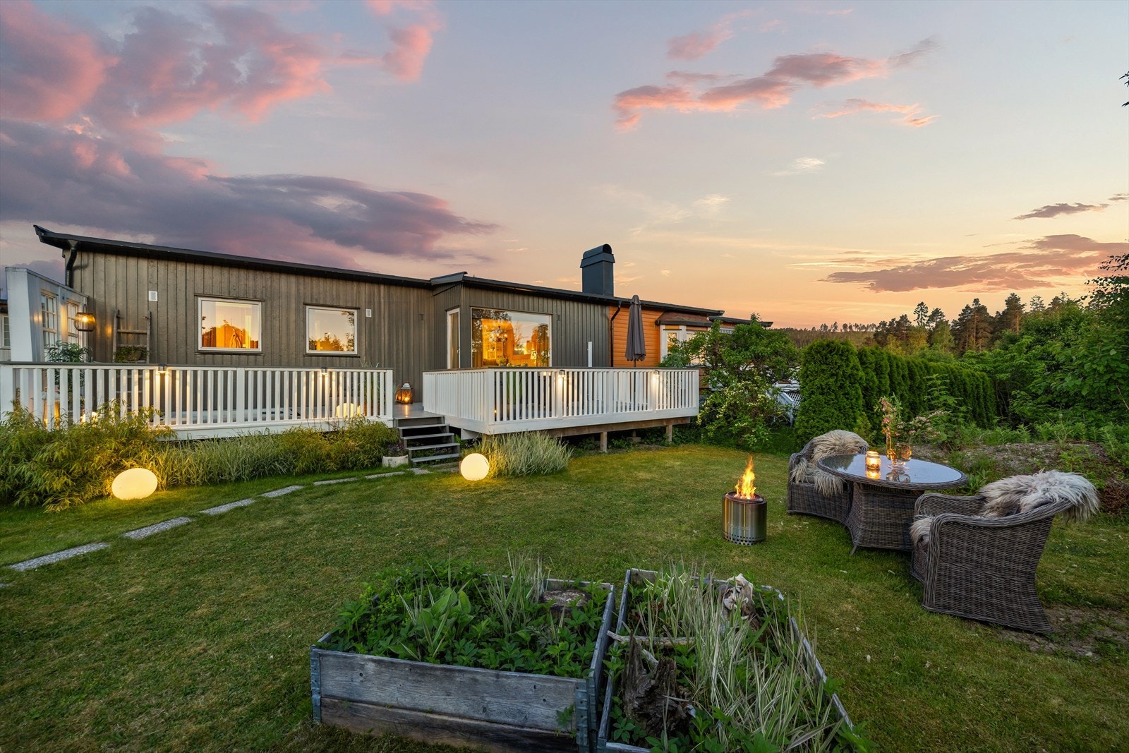 Familievennlig bolig på Katrineåsen med 3 soverom, stor stue og solrik uteplass m/jacuzzi. Nærhet til skole og barnehage. Galleribilde