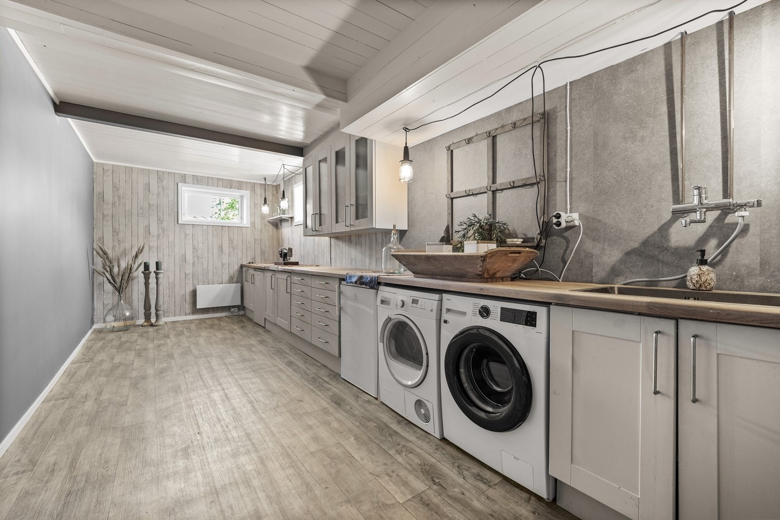 Lyst og praktisk rom som i dag benyttes som kombinert vaskerom og tekjøkken. Rom ikke omsøkt/godkjent til varig opphold. Galleribilde