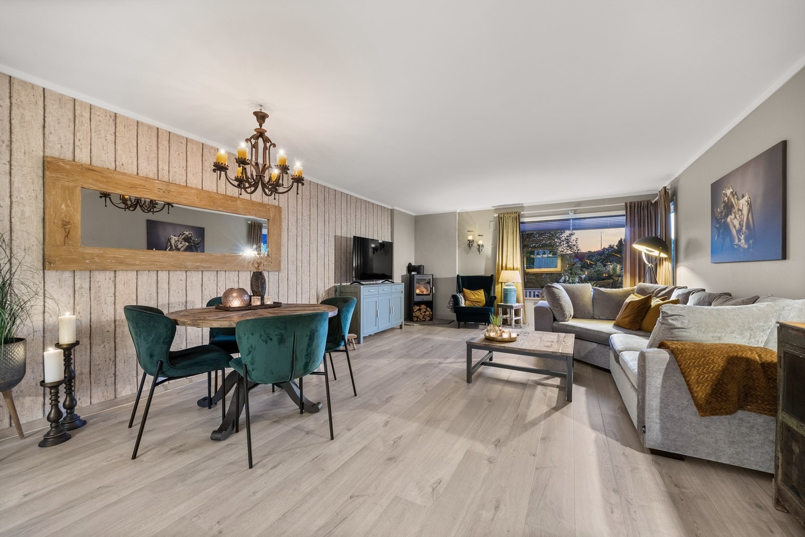 Overflater med laminat på gulv, kombinasjon av tapetserte og malte veggflater og malt himling. Galleribilde