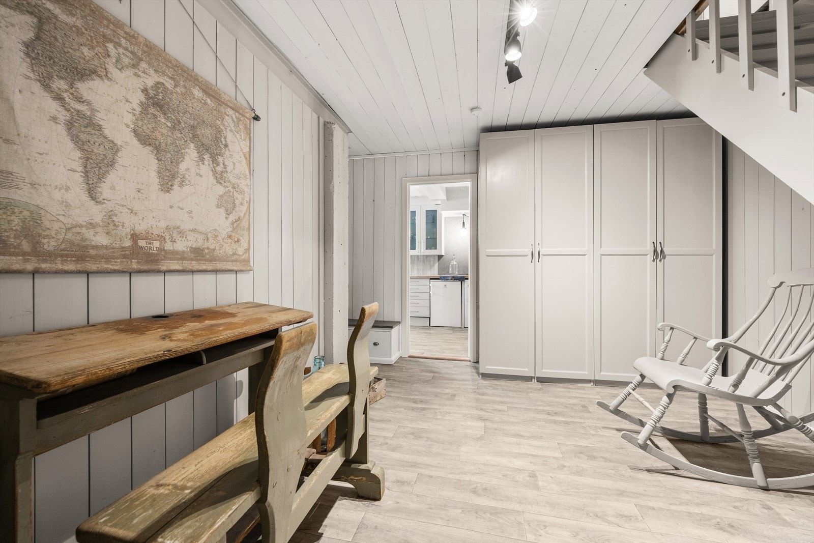 Gang i kjelleren med garderobeskap. Rom ikke omsøkt/godkjent til varig opphold. Galleribilde