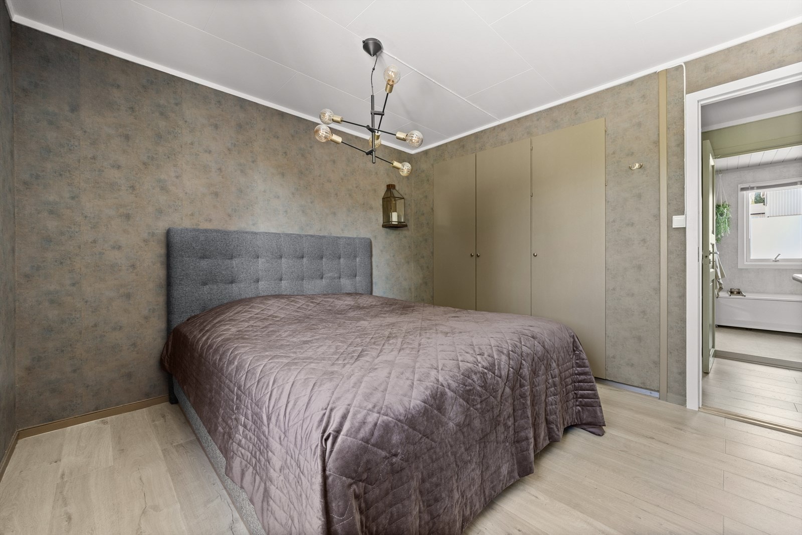 Boligen har tre romslige soverom, alle praktisk plassert på samme plan. Hovedsoverommet har en lekker tapet på veggene, og skapdørene er malt i en harmonerende farge. Galleribilde