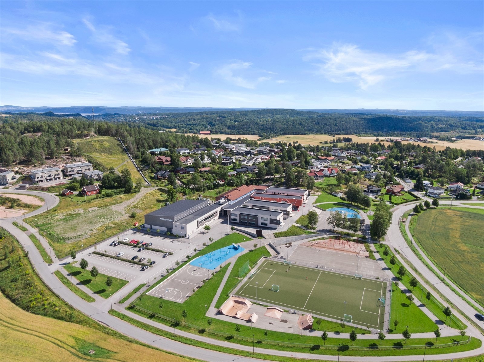 Eiendommen sogner til Midtbygda skole som har et flott uteareal. Galleribilde