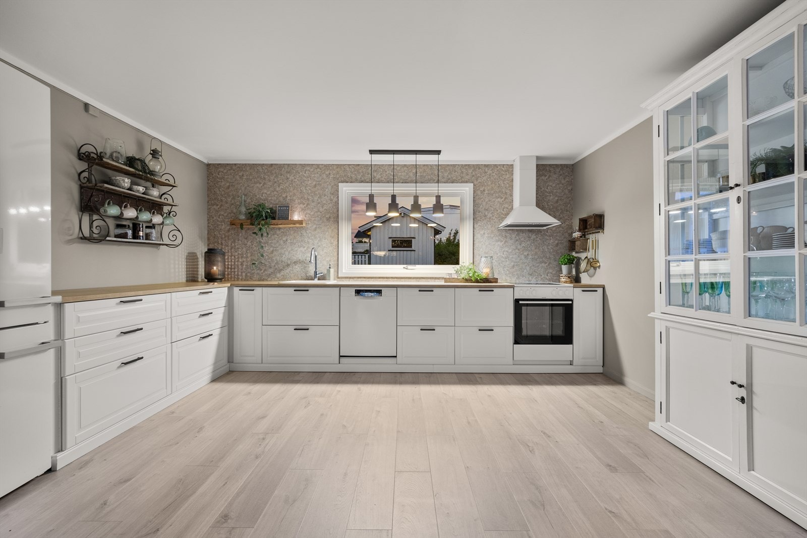 Frittstående komfyr, oppvaskmaskin, kjøleskap og fryser. Hvitevarene på kjøkkenet medfølger. Galleribilde