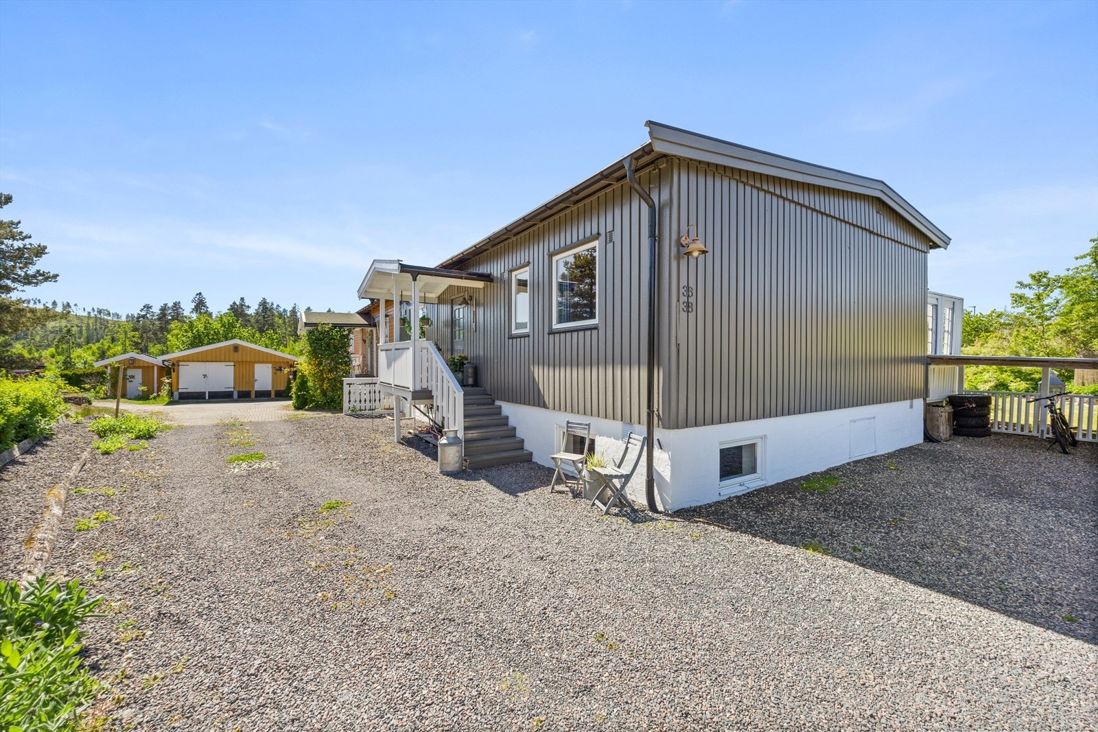 Lyst og praktisk rom som i dag benyttes som kombinert vaskerom og tekjøkken. Galleribilde