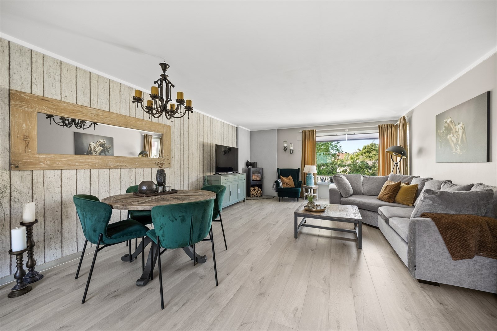 Stor og innbydende stue med åpen løsning mot spisestuen og kjøkkenet - et perfekt samlingspunkt for både hverdag og selskap. Galleribilde