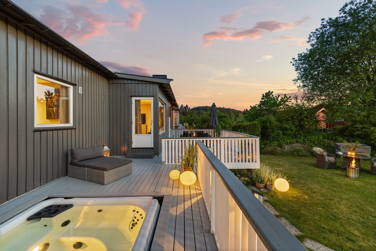 Det er god plass til både spisegruppe og loungemøbler, noe som gjør terrassen til et naturlig samlingspunkt. Galleribilde