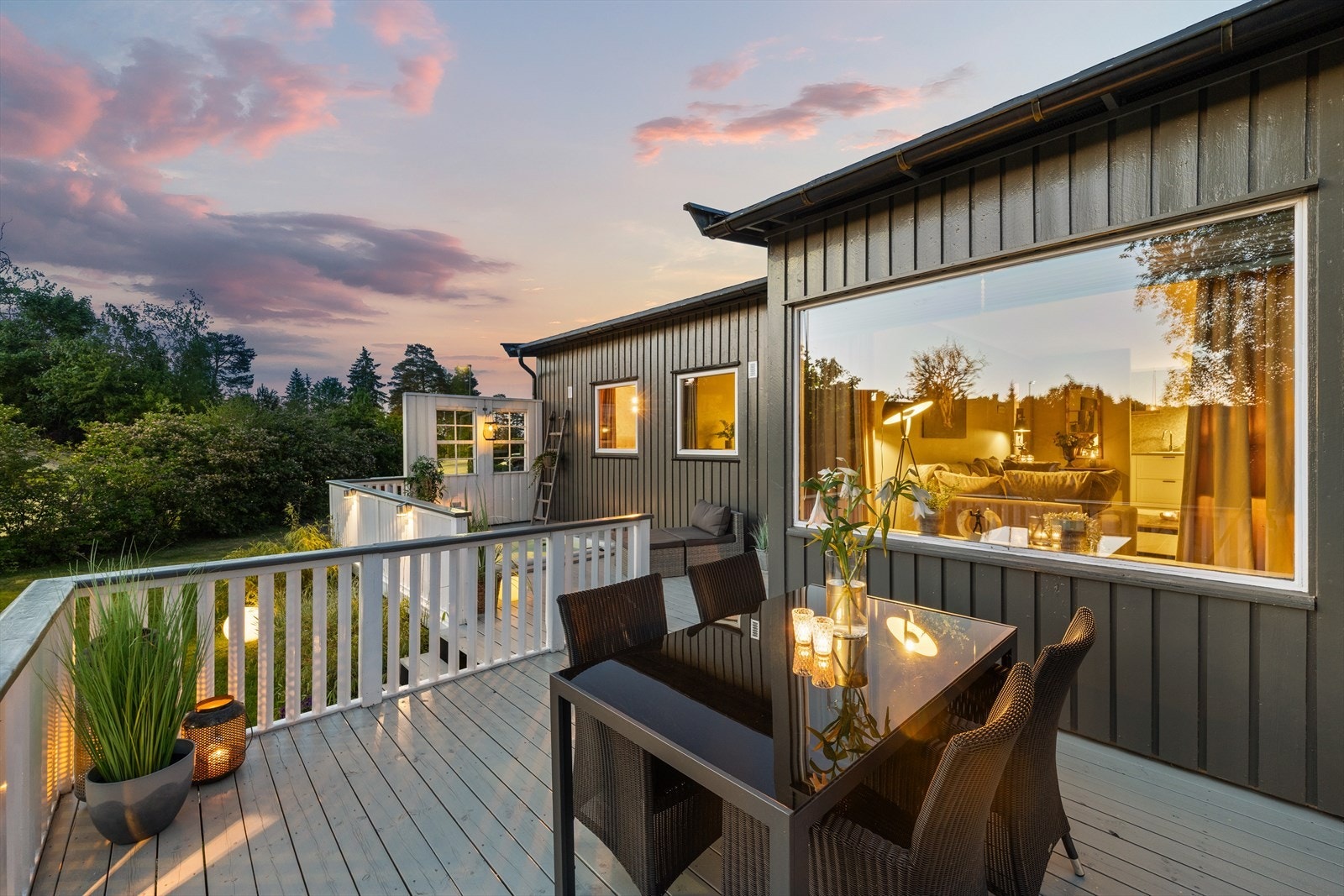 Terrassen er belagt med trykkimpregnerte terrassebord og har rekkverk i malt treverk. Galleribilde