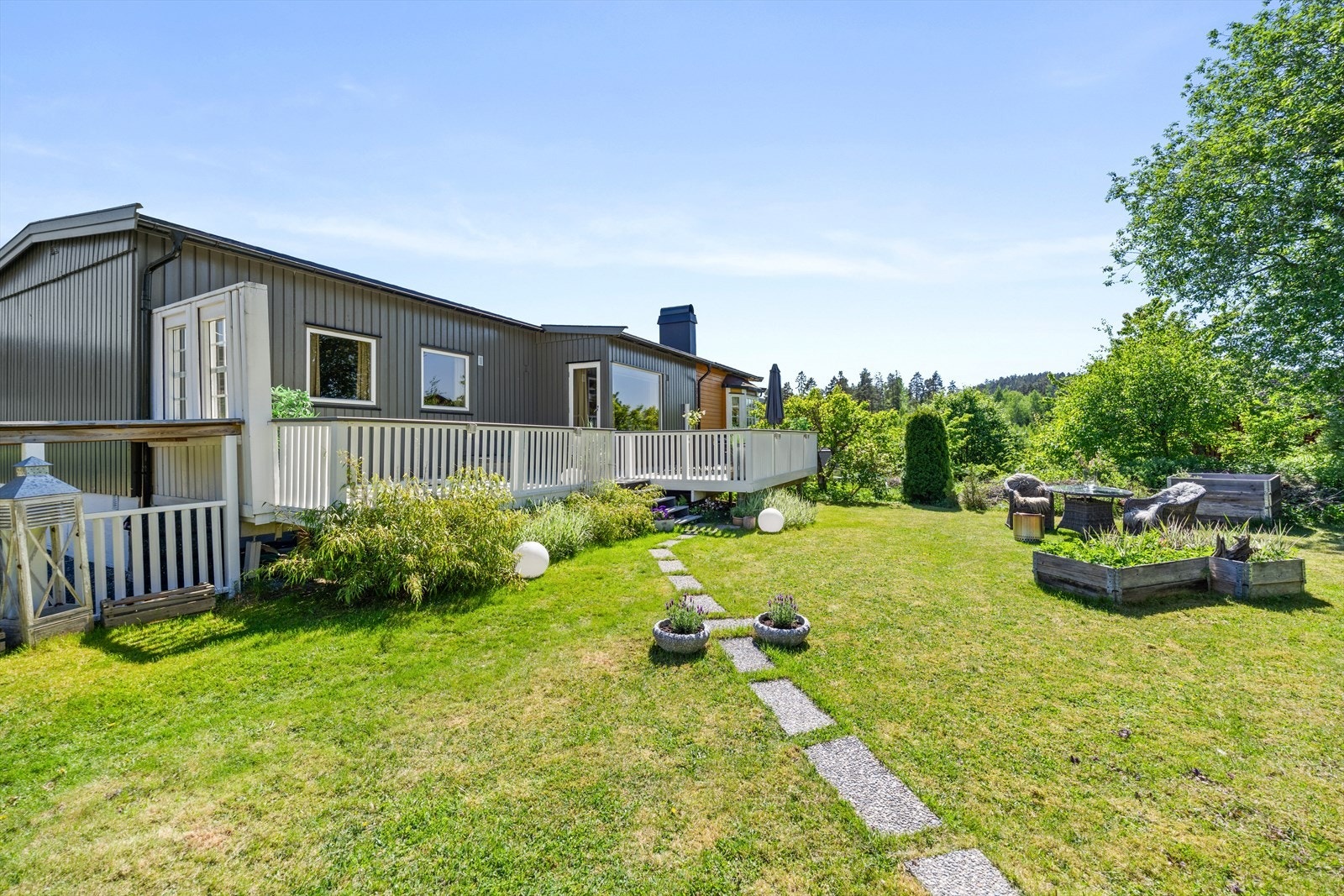 Selger forteller at solen kommer tidlig opp på kjøkkensiden og går ned på terrassen ca 21/21.30 midtsommers. Galleribilde