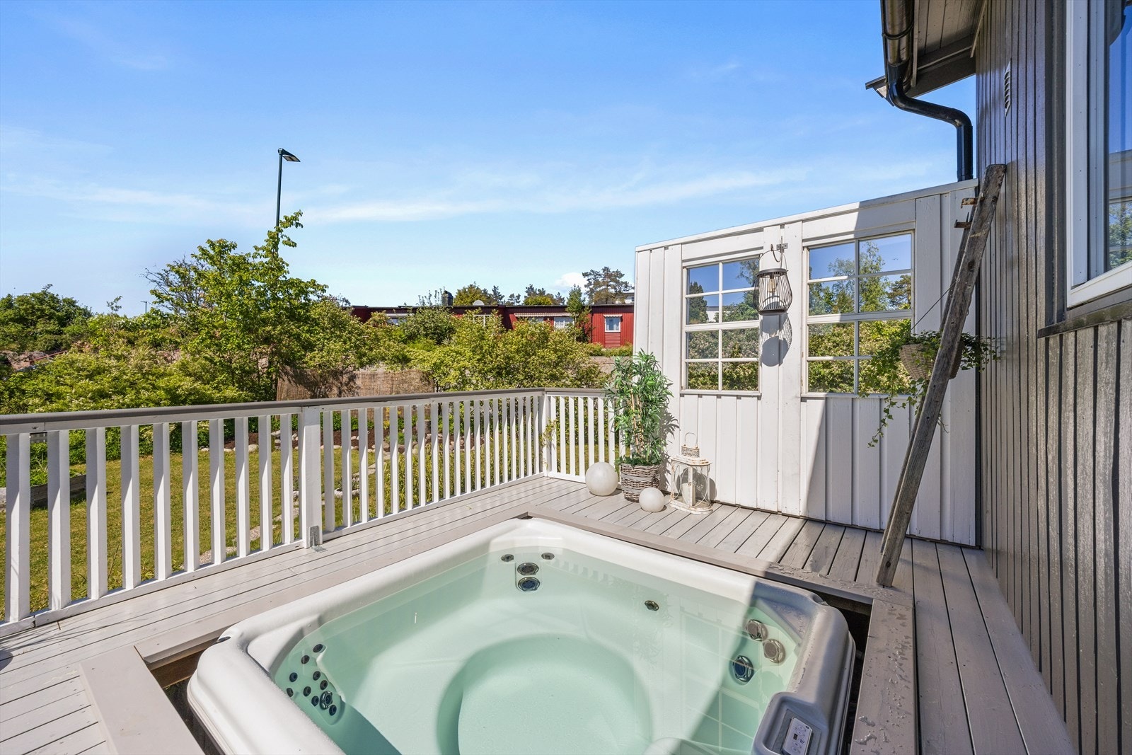 Jacuzzien er skjermet plassert bak en levegg. Galleribilde