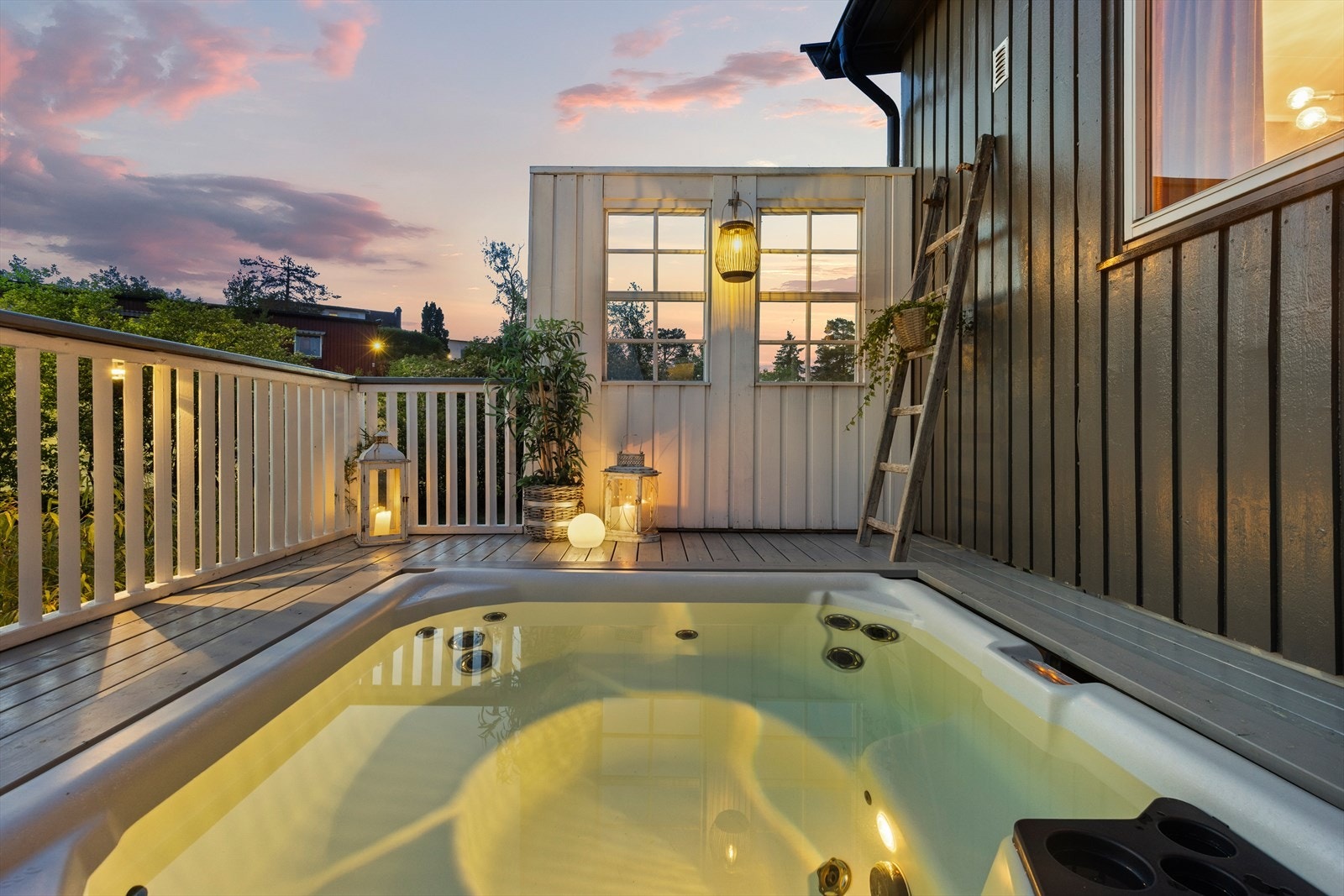 Jacuzzien medfølger ved salg. Galleribilde