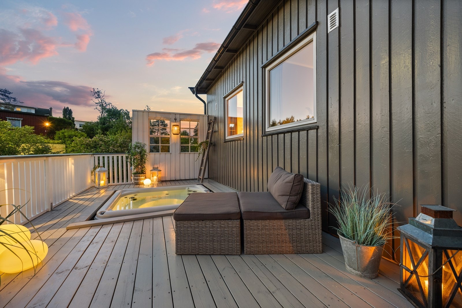 Fra stuen er det direkte utgang til den vestvendte terrassen med nedfelt jacuzzi - en herlig forlengelse av oppholdsrommet. Galleribilde