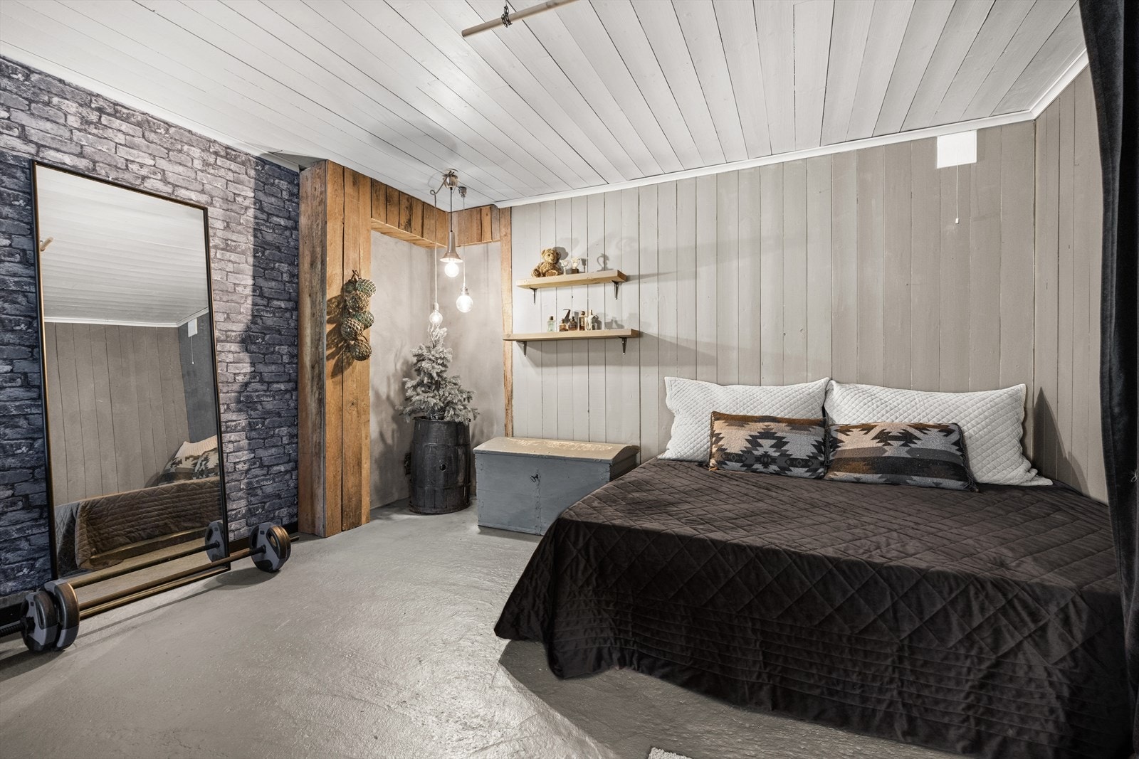 Innredet rom i kjelleretasjen. Rom ikke omsøkt/godkjent til varig opphold. Galleribilde