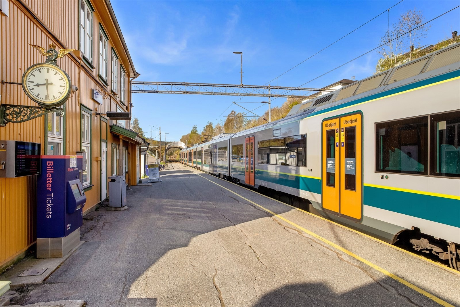 Togstasjonen ligger omtrent to kilometer unna, noe som gir gode muligheter for deg som pendler. Galleribilde