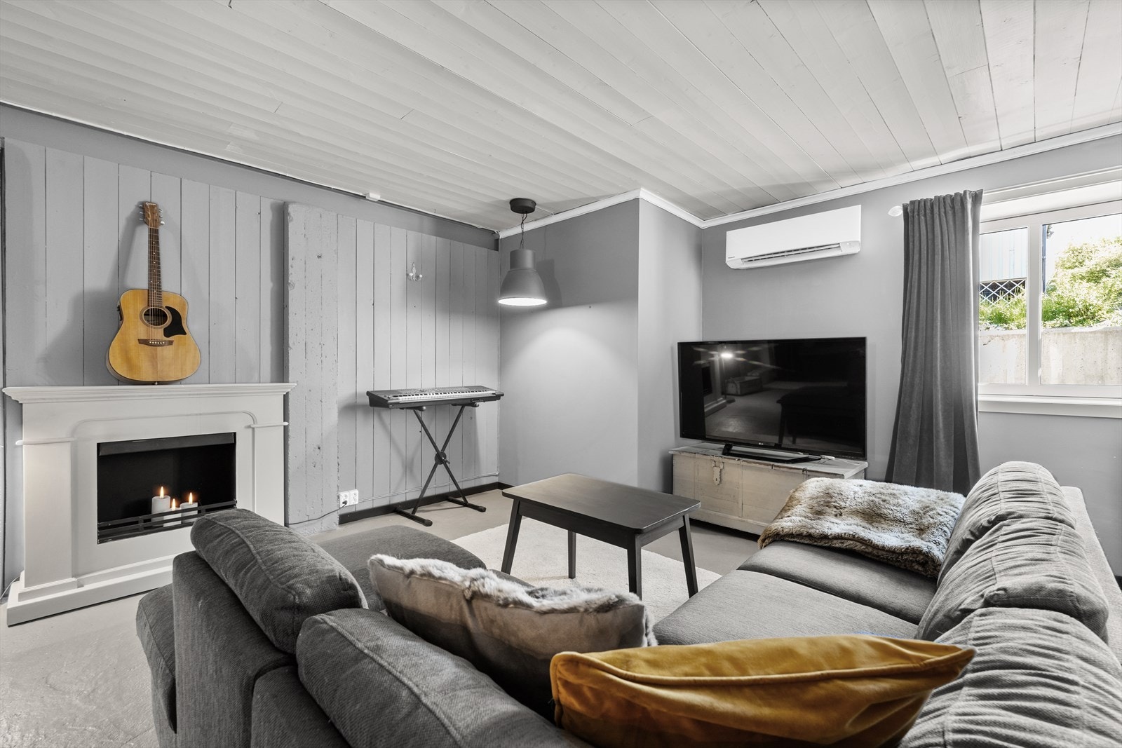 I kjelleretasjen finner du en trivelig og innredet kjellerstue - et perfekt rom for avslapning, gaming, hobby eller ungdomsavdeling. Rom ikke omsøkt/godkjent til varig opphold. Galleribilde