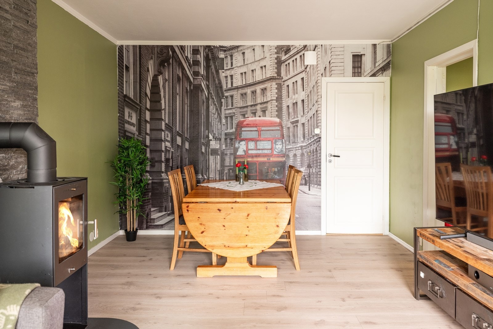 Her får du lave felleskostnader med mye inkludert i de månedlige kostnadene. Felleskostnadene er på 3 806,-, og inkluderer blant annet kommunale avgifter, TV, internett, betjening fellesgjeld og diverse drift og vedlikehold. Galleribilde