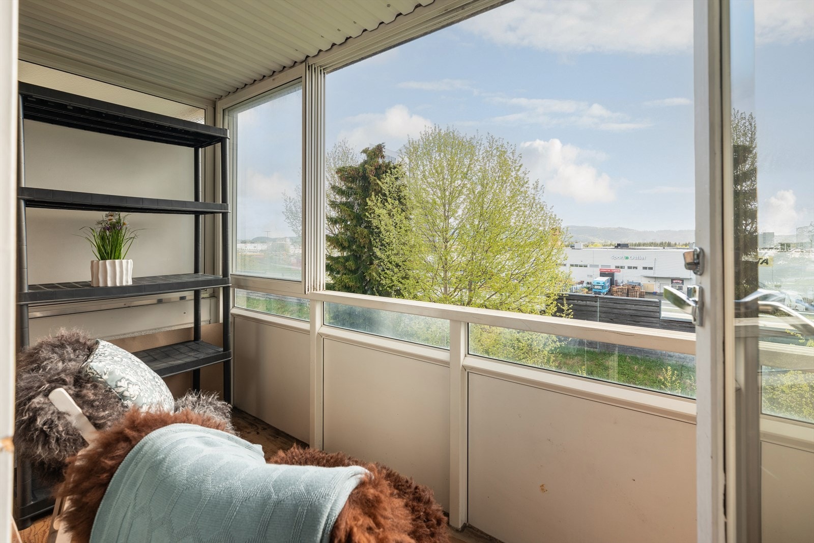 Fra soverommet er det direkte utgang til en innglasset balkong. Galleribilde