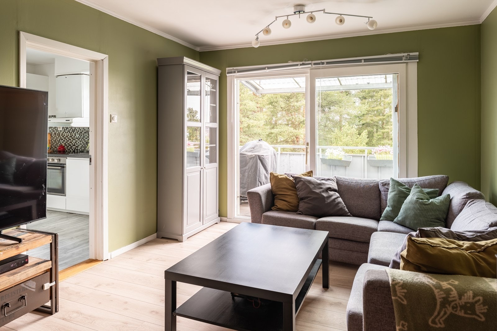 Leiligheten har en romslig stueløsning på 21,5m² med god plass til ønsket møblering. Galleribilde