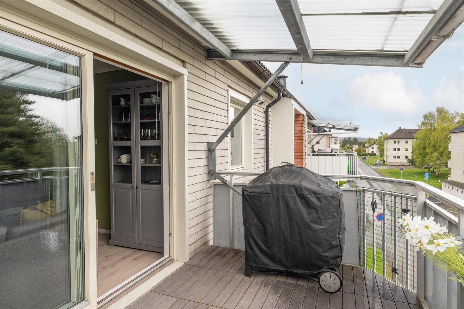 Fra stuerommet er det direkte utgang til hovedbalkongen. Denne ligger skjermet til og strekker seg over 8m². Galleribilde