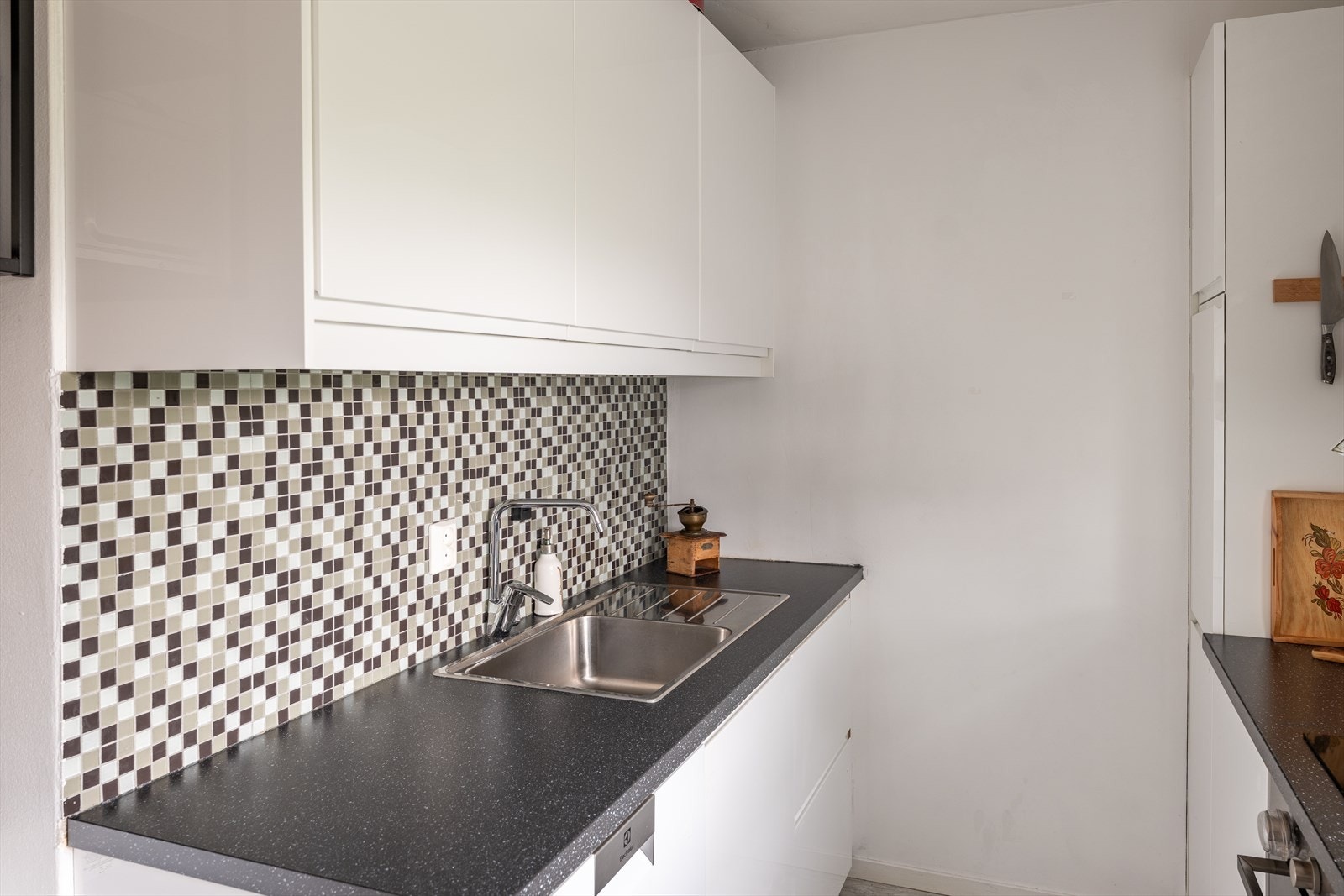 Kjøkkenet strekker seg over 10,5m² og innehar rikelig med skap- og benkeplass. Galleribilde