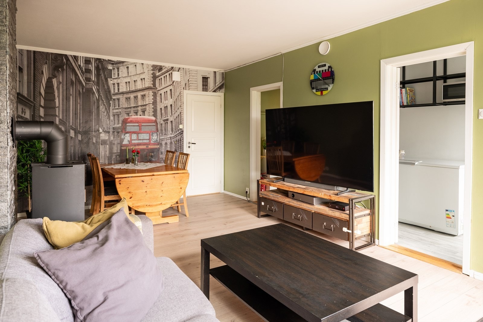 Leiligheten byr på en rekke gode kvaliteter med blant annet peis, to balkonger og svært sentral beliggenhet. Galleribilde