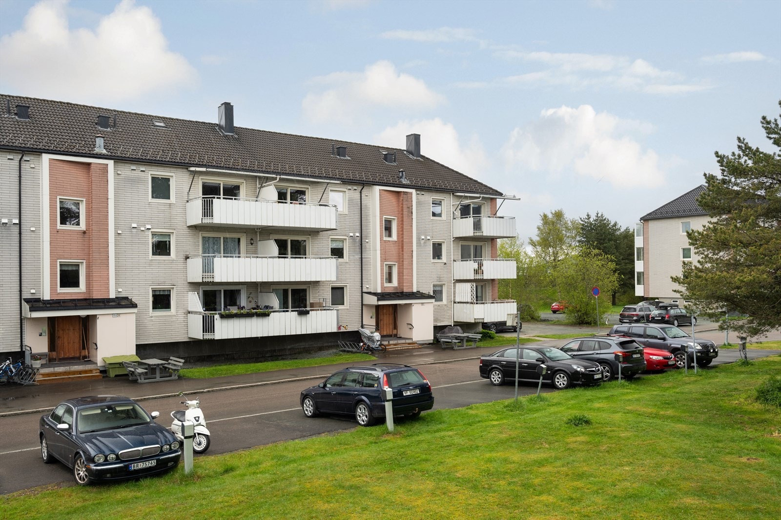 Boligen ligger fint til i et fredelig område på Heimdal, med nærhet til alt man trenger i hverdagen. Galleribilde