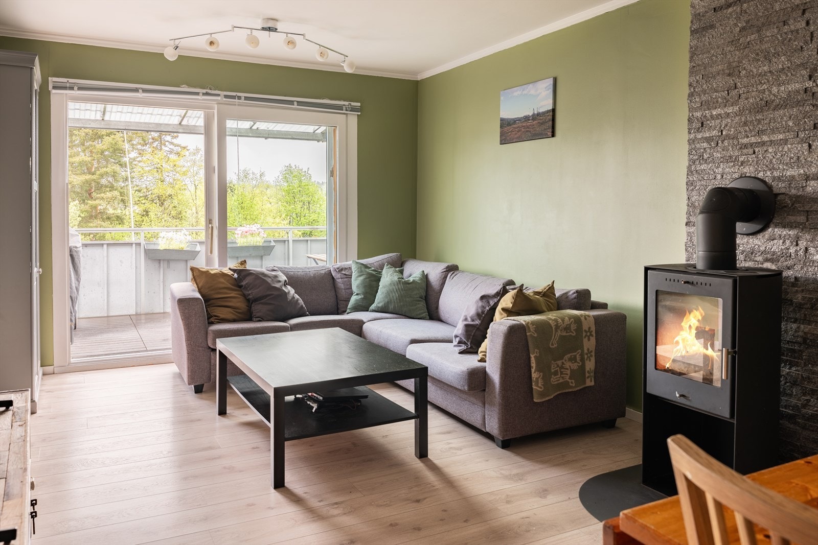 Velkommen til Jarveien 73C - en romslig og innholdsrik 4-romsleilighet over 70m² i 3. etasje. Galleribilde