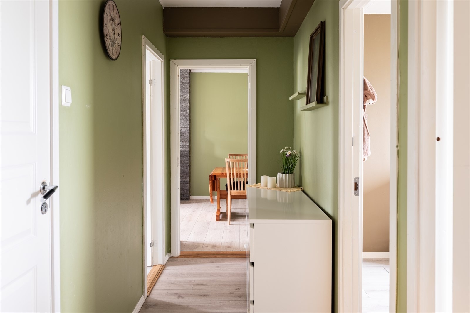 Når man kommer inn i boligen trer man inn i en romslig entré på 6m². Galleribilde