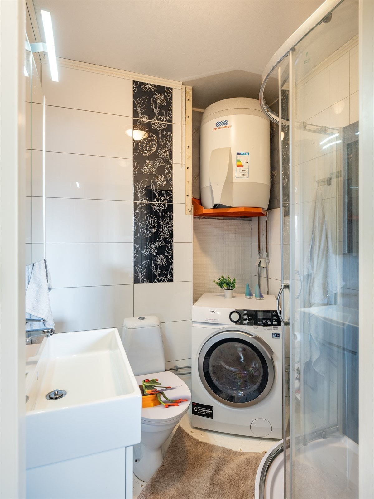 Flislagt baderom på 3m². Det ble etablert ny varmtvannsbereder i 2018, montert av fagfolk. Galleribilde