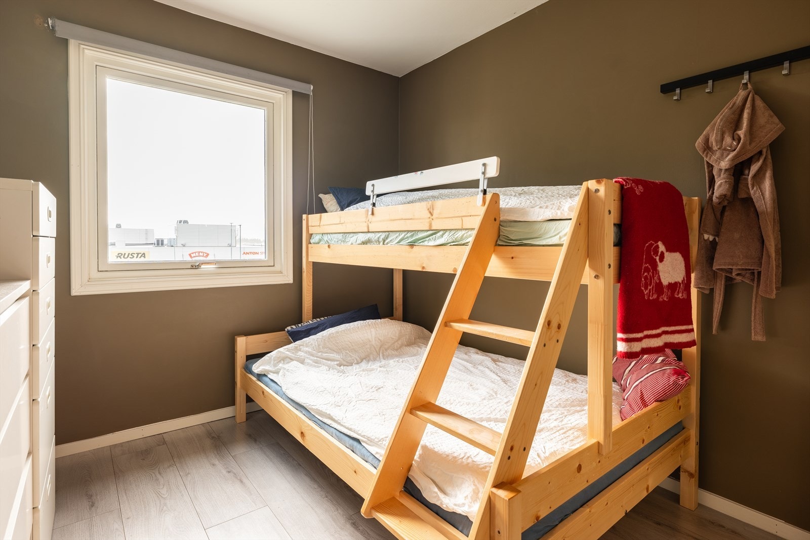 Det andre soverommet strekker seg over 9m², og gir god plass til møblering etter eget ønske. Galleribilde