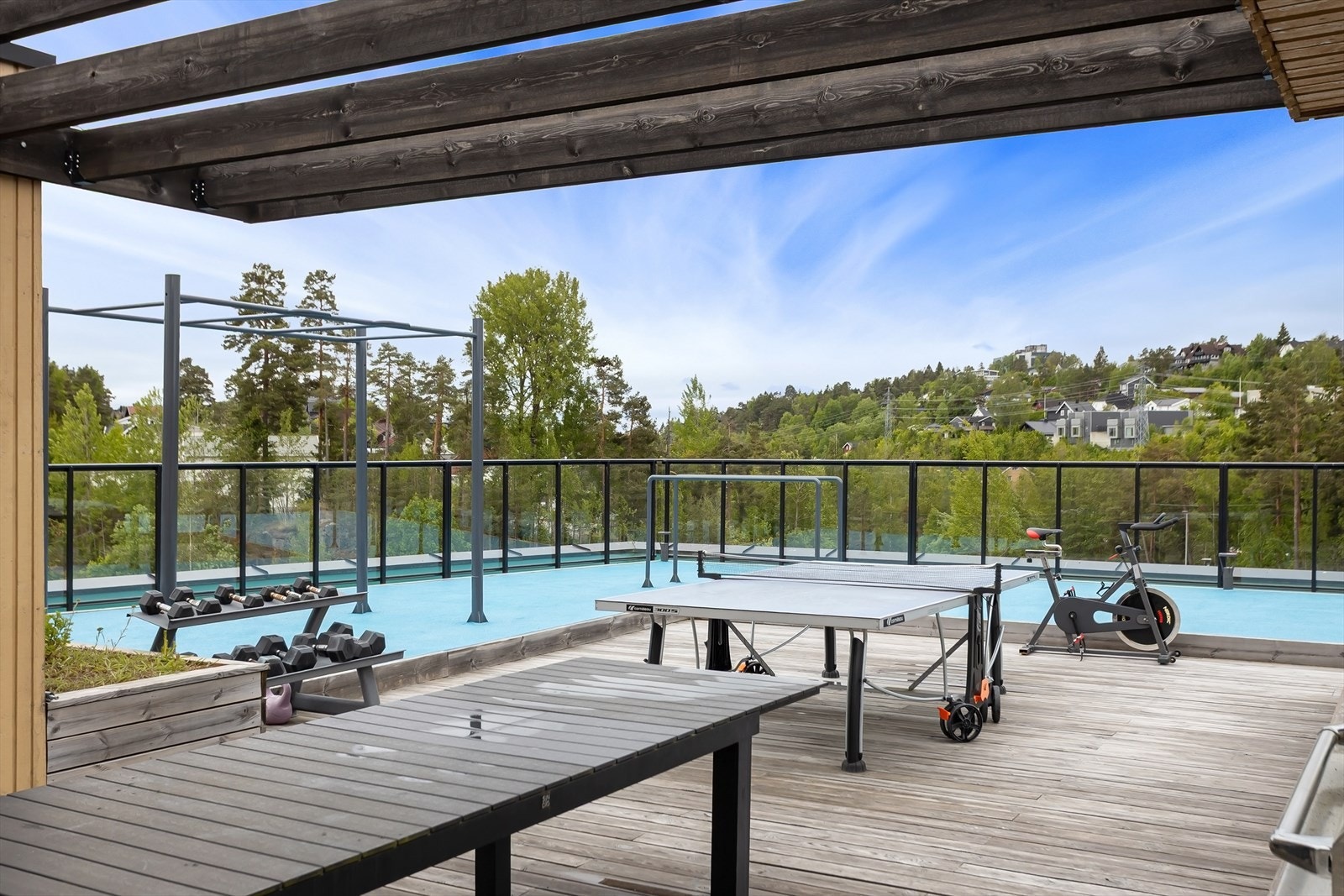 Felles takterrasse med treningsapparater Galleribilde