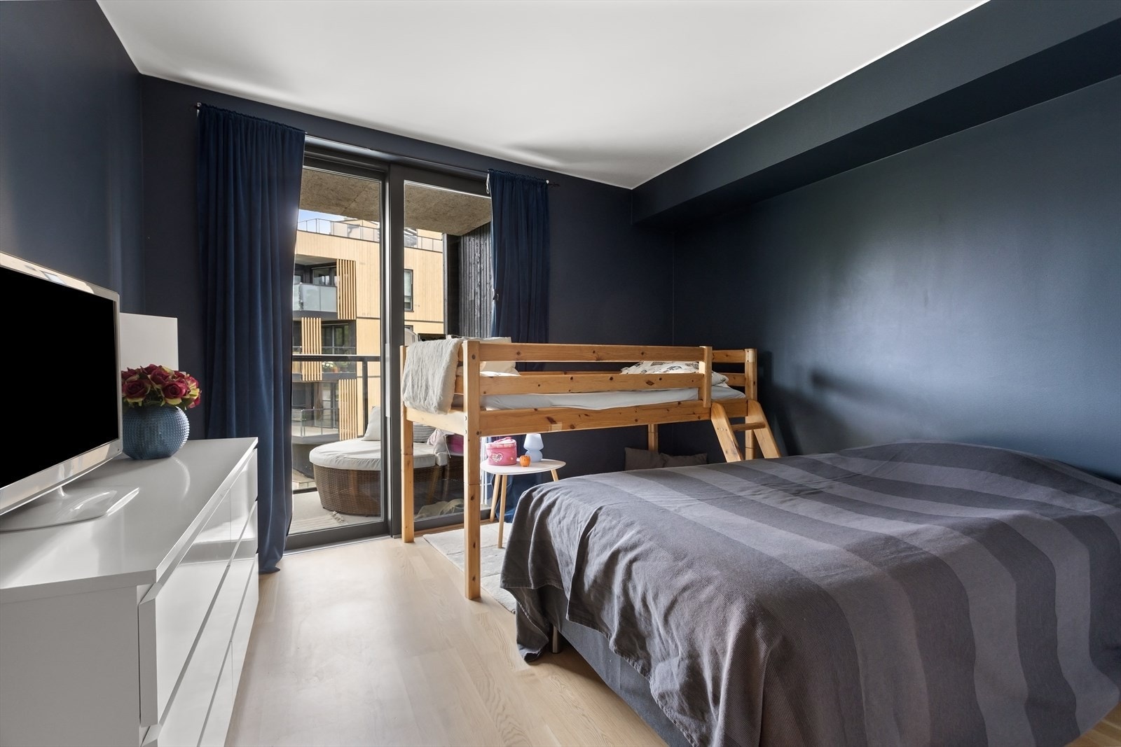 Hovedsoverom med utgang til terrassen gjennom skyvedør Galleribilde