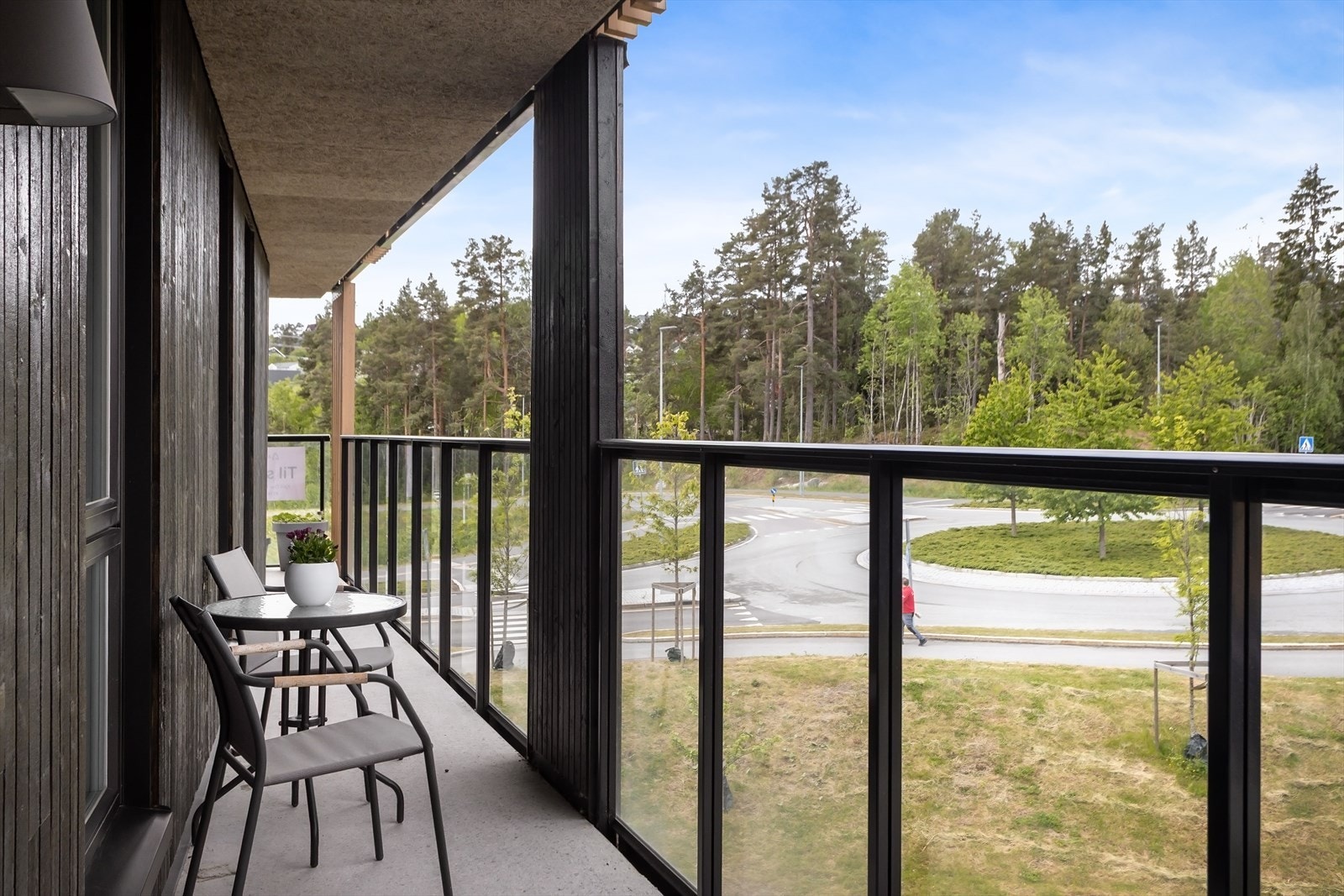 Terrassen "svinger" seg rundt leiligheten. Galleribilde