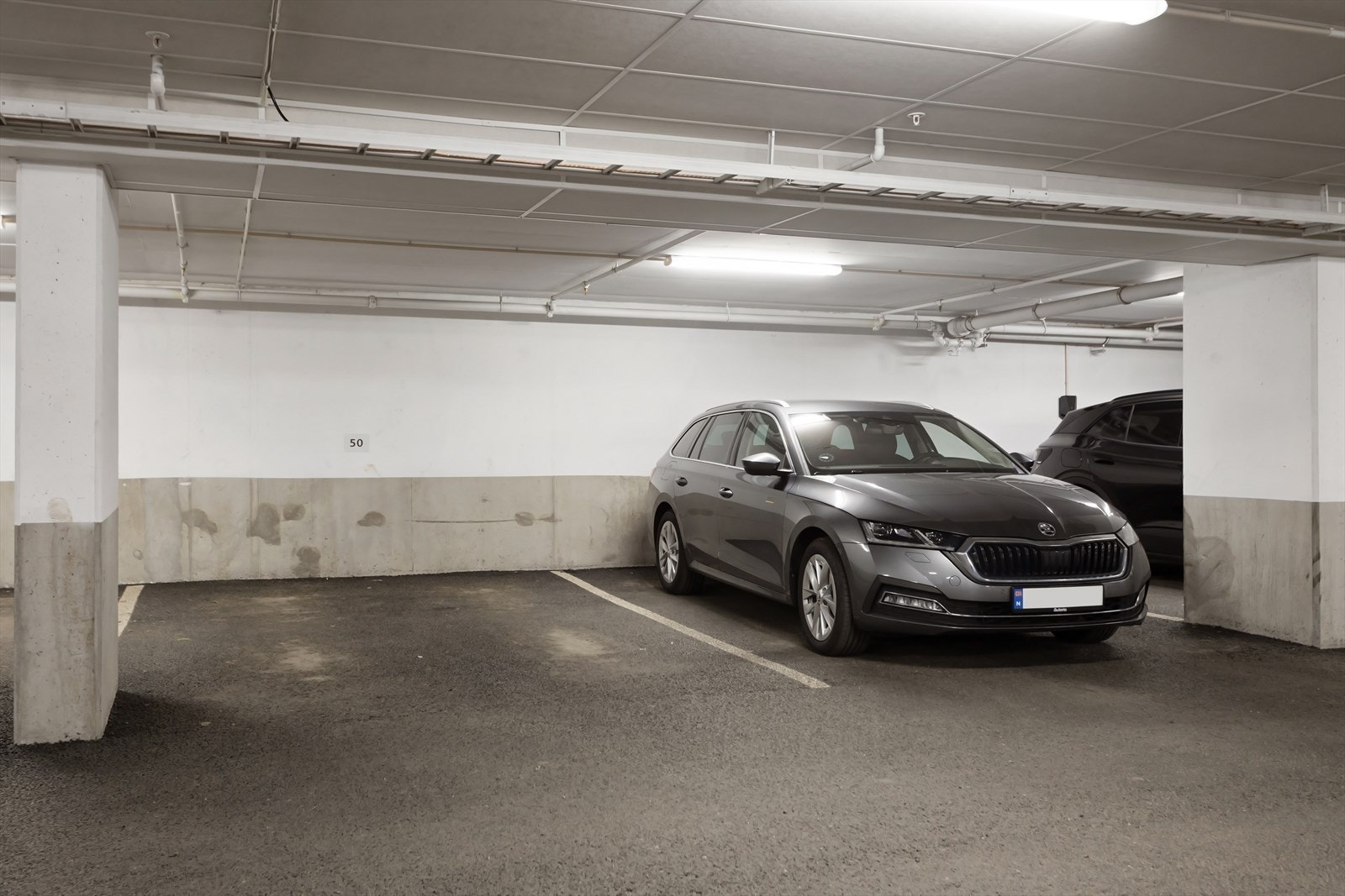 Det følger to garasjeplasser til denne leiligheten. Galleribilde